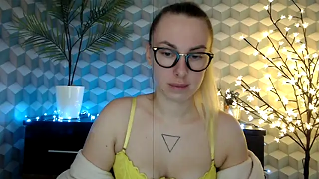  Leslyy Solo 1 online show from October 24, 2025, 5:45 pm