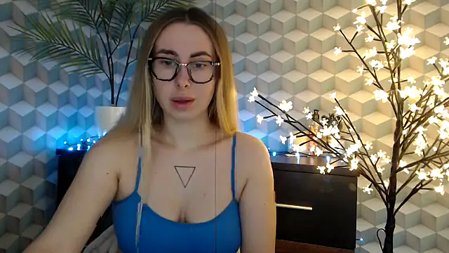  Leslyy Solo 1 online show from October 18, 2025, 6:21 pm