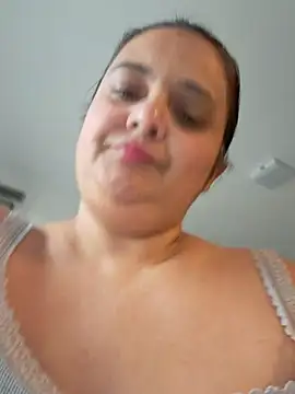 sarahhh1987 online show from October 19, 2025, 8:39 am