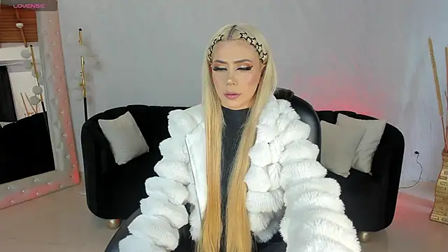 Snapshot of HannaConnor_ chatting on May 13, 2026, 7:43 pm HannaConnor online show from May 13, 2026, 7:43 pm