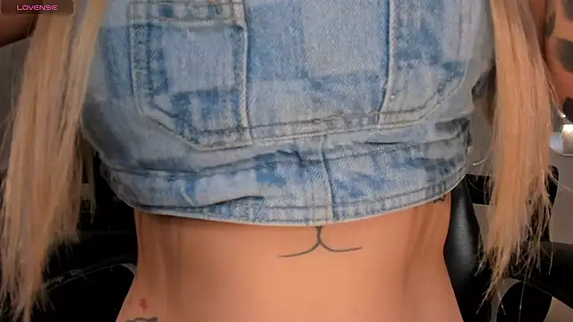 HannaConnor  online show from November 3, 2025, 8:56 pm