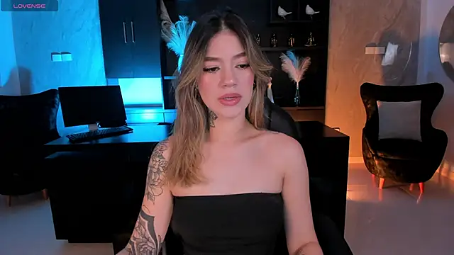 ViolettHansson online show from September 30, 2025, 5:52 pm