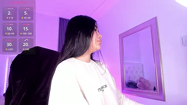 aliscollins  online show from September 18, 2025, 2:25 am