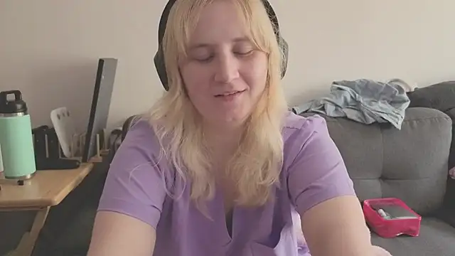 Snapshot of Glitch_Witch chatting on July 18, 2026, 5:43 pm Glitch Witch online show from July 18, 2026, 5:43 pm