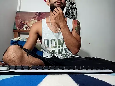 Snapshot of hideonbush051 chatting on February 18, 2026, 12:30 am hideonbush051 online show from February 18, 2026, 12:30 am