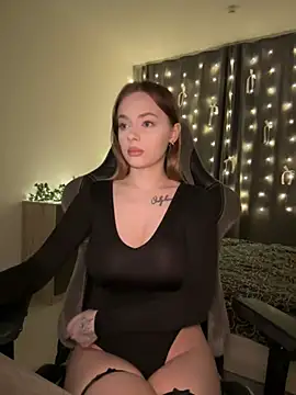Snapshot of _MayShy_ chatting on December 22, 2024, 8:25 pm MayShy online show from December 22, 2024, 8:25 pm