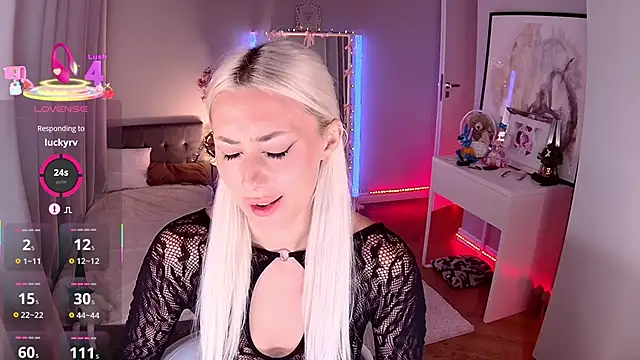 LoryWood online show from November 9, 2025, 3:49 pm