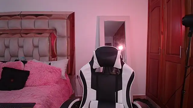 emilyaboott online show from April 17, 2026, 11:29 pm