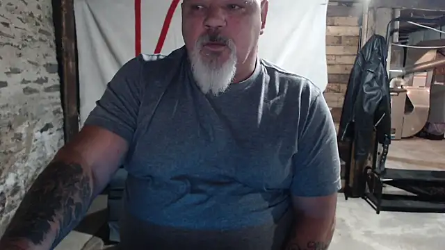 Newfiesausage1972 online show from November 21, 2025, 12:26 pm