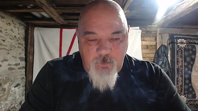 Newfiesausage1972 online show from December 1, 2025, 10:16 am