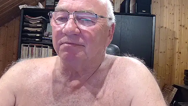 Snapshot of biggandybig chatting on April 15, 2026, 11:05 pm biggandybig online show from April 15, 2026, 11:05 pm