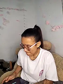 Snapshot of Yaumiko chatting on February 16, 2026, 8:29 pm Yaumiko online show from February 16, 2026, 8:29 pm