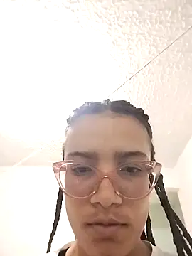 Snapshot of Yaumiko chatting on April 8, 2026, 11:33 am Yaumiko online show from April 8, 2026, 11:33 am