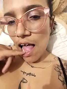 Snapshot of Yaumiko chatting on February 18, 2026, 1:36 am Yaumiko online show from February 18, 2026, 1:36 am