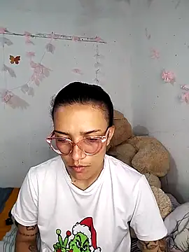 Snapshot of Yaumiko chatting on February 5, 2026, 11:28 am Yaumiko online show from February 5, 2026, 11:28 am