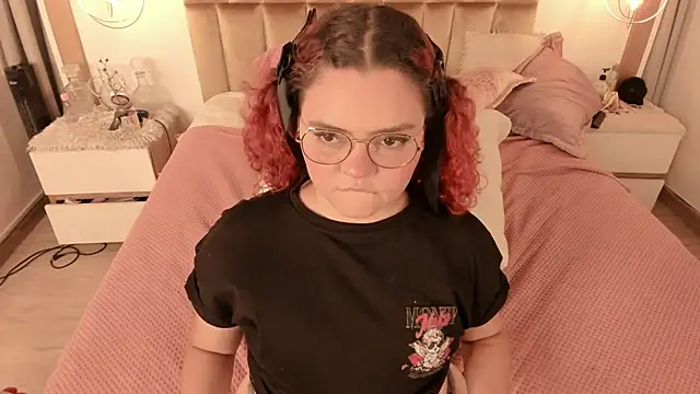 Twwiiggy online show from March 17, 2025, 11:13 pm