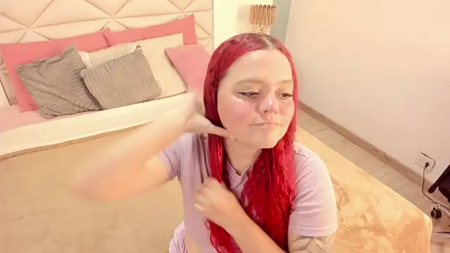 Twwiiggy online show from September 27, 2025, 8:04 pm