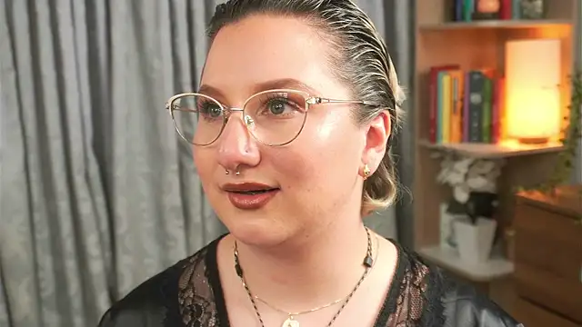 Snapshot of Ximenna_Cruz chatting on March 25, 2026, 12:00 am Ximenna Cruz online show from March 25, 2026, 12:00 am