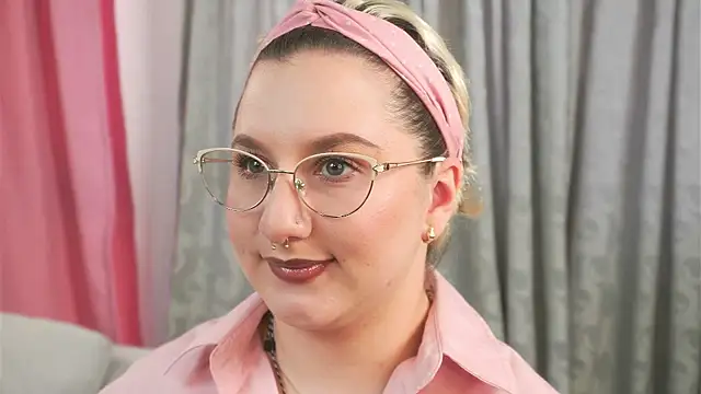 Snapshot of Ximenna_Cruz chatting on April 1, 2026, 7:11 pm Ximenna Cruz online show from April 1, 2026, 7:11 pm