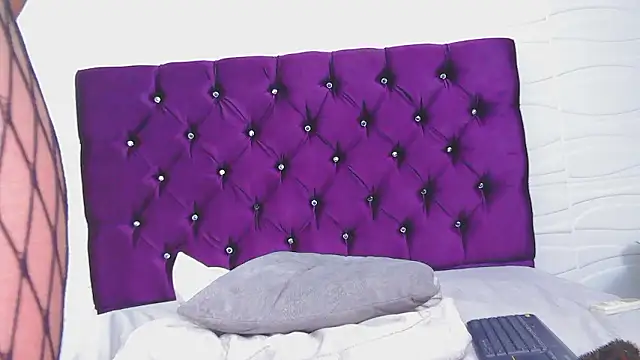 Snapshot of Kendal_Sofia chatting on December 6, 2024, 10:13 pm Kendal Sofia online show from December 6, 2024, 10:13 pm