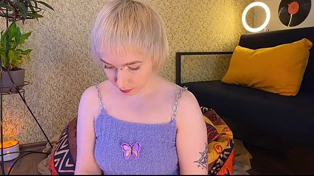 Snapshot of EmmyAmbros chatting on March 2, 2025, 9:10 am EmmyAmbros online show from March 2, 2025, 9:10 am
