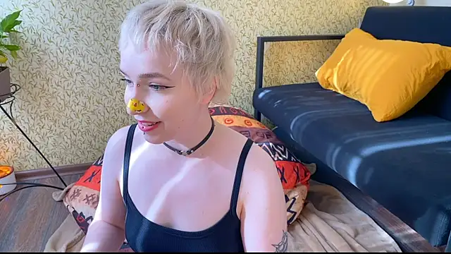 Snapshot of EmmyAmbros chatting on March 22, 2025, 11:42 am EmmyAmbros online show from March 22, 2025, 11:42 am