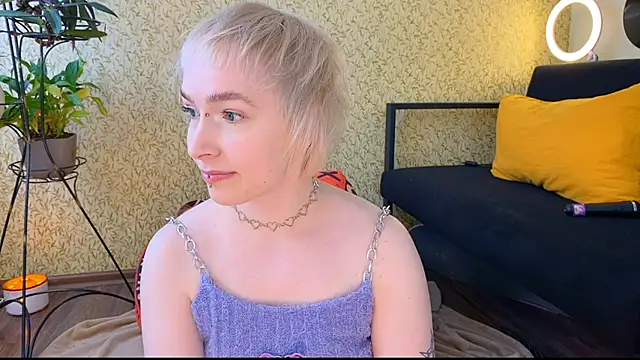 Snapshot of EmmyAmbros chatting on March 9, 2025, 8:29 am EmmyAmbros online show from March 9, 2025, 8:29 am