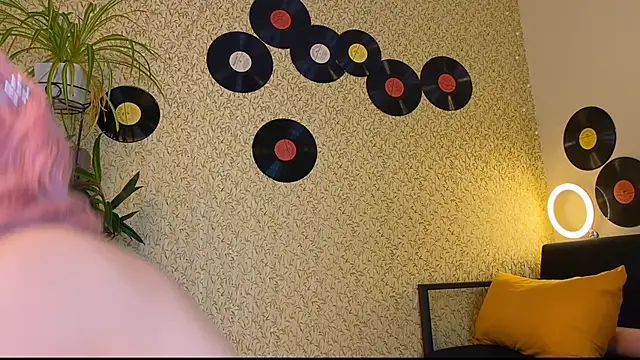 EmmyAmbros online show from November 7, 2025, 1:10 am