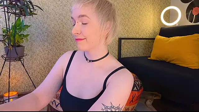 Snapshot of EmmyAmbros chatting on February 28, 2025, 5:48 am EmmyAmbros online show from February 28, 2025, 5:48 am