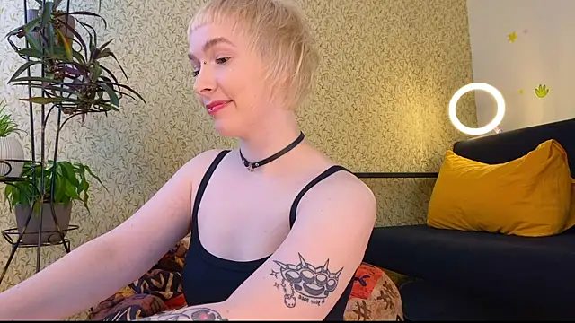 Snapshot of EmmyAmbros chatting on February 16, 2025, 11:27 am EmmyAmbros online show from February 16, 2025, 11:27 am