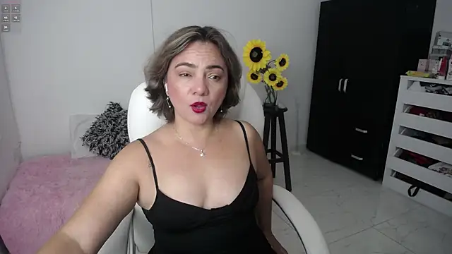 Snapshot of ana_milf chatting on February 18, 2025, 11:33 am ana milf online show from February 18, 2025, 11:33 am