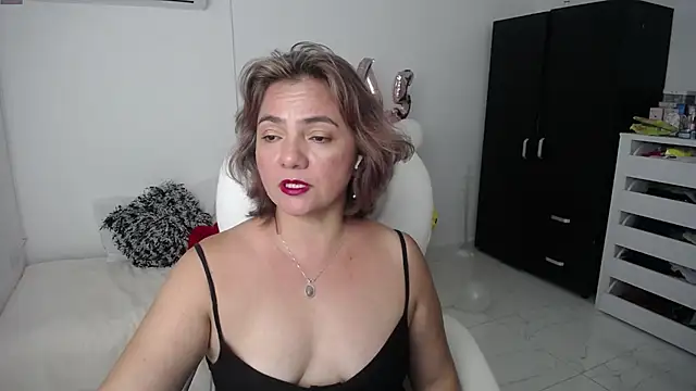 Snapshot of ana_milf chatting on January 19, 2025, 2:15 am ana milf online show from January 19, 2025, 2:15 am