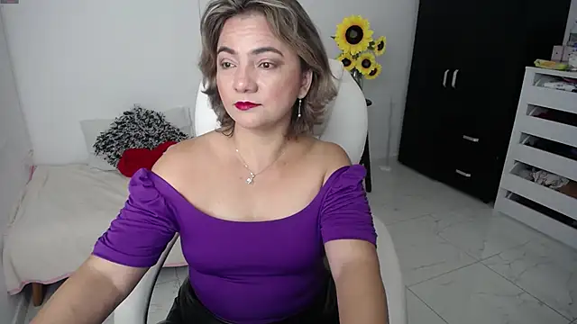 Snapshot of ana_milf chatting on February 8, 2025, 12:06 pm ana milf online show from February 8, 2025, 12:06 pm