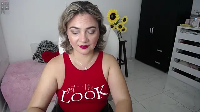 Snapshot of ana_milf chatting on February 14, 2025, 11:10 am ana milf online show from February 14, 2025, 11:10 am