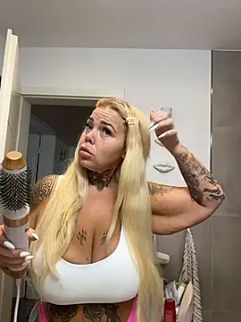 Snapshot of LeniGold_Official chatting on October 23, 2025, 12:04 pm LeniGold Official online show from October 23, 2025, 12:04 pm