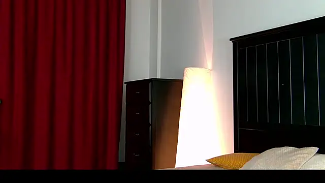 Snapshot of Yanira_Muslim chatting on December 20, 2025, 5:21 am Yanira Muslim online show from December 20, 2025, 5:21 am