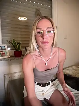 Snapshot of Liana_Lou chatting on April 24, 2026, 12:18 pm Liana Lou online show from April 24, 2026, 12:18 pm
