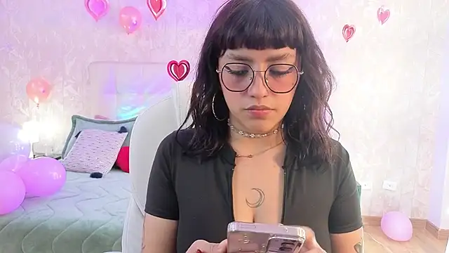 cute hollywood online show from February 19, 2026, 7:44 pm