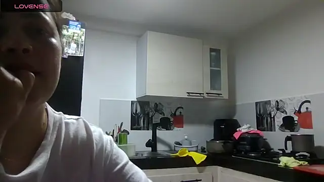 saramartinez1000 online show from April 14, 2026, 4:28 am