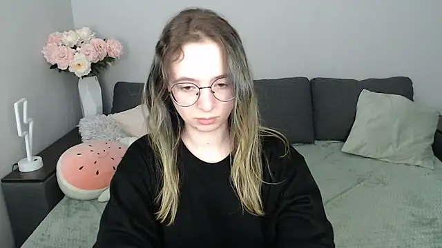 Mini Diva online show from October 19, 2025, 8:06 am