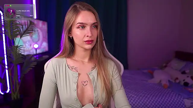 Snapshot of Kamila_icee chatting on October 18, 2025, 6:43 pm Kamila icee online show from October 18, 2025, 6:43 pm