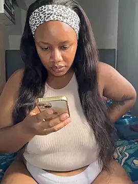 Snapshot of MimiCurves chatting on February 15, 2026, 11:42 am MimiCurves online show from February 15, 2026, 11:42 am