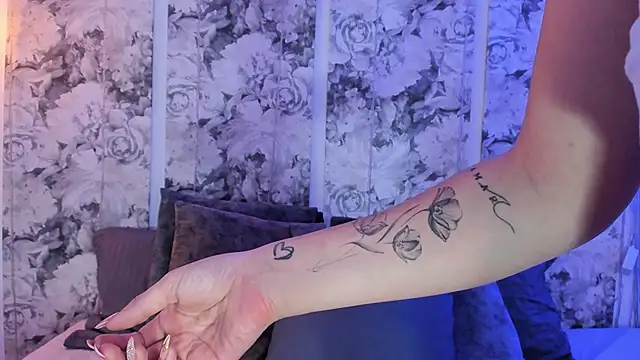 EmmaCollemann online show from December 23, 2024, 3:22 pm