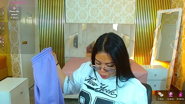 martinna tay online show from December 1, 2025, 3:18 am