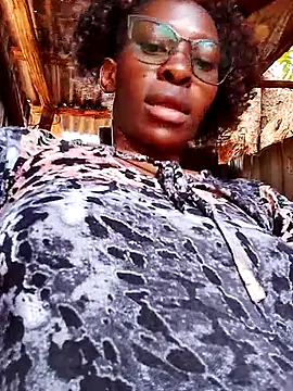 Snapshot of LOVELY-2BERRY chatting on October 18, 2025, 9:00 am LOVELY-2BERRY online show from October 18, 2025, 9:00 am