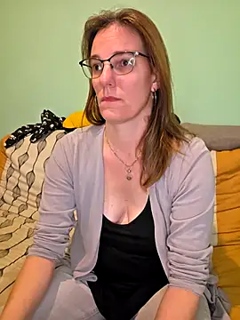 SpiceLea online show from November 14, 2025, 3:05 pm