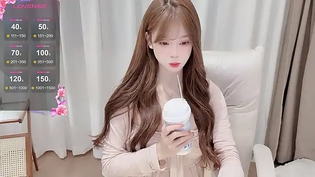 Snapshot of Yuuuuuly chatting on November 20, 2025, 1:12 pm Yuuuuuly online show from November 20, 2025, 1:12 pm