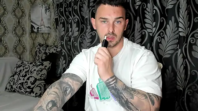 Snapshot of Jonmusclemaster chatting on April 6, 2026, 8:10 pm Jonmusclemaster online show from April 6, 2026, 8:10 pm