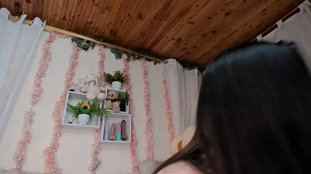 Idara and Edahi01 online show from March 4, 2026, 6:04 pm