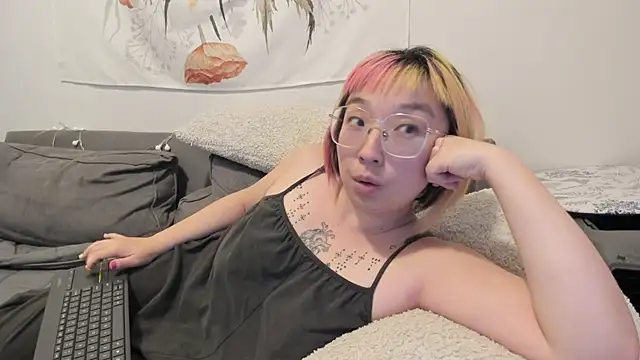 Snapshot of luxgray chatting on December 5, 2024, 9:55 pm luxgray online show from December 5, 2024, 9:55 pm